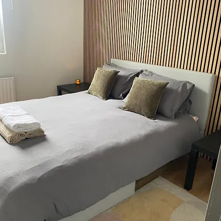 Modern In The Heart Of Town Apartman