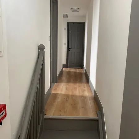 Modern In The Heart Of Town Apartman