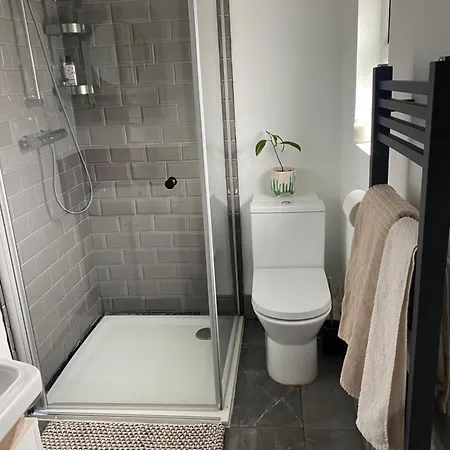Modern In The Heart Of Town Apartman